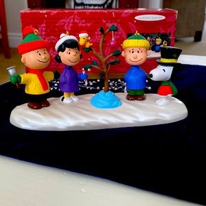 Peanuts - A CHARLIE BROWN CHRISTMAS, Snow Scene display with 4 ornaments